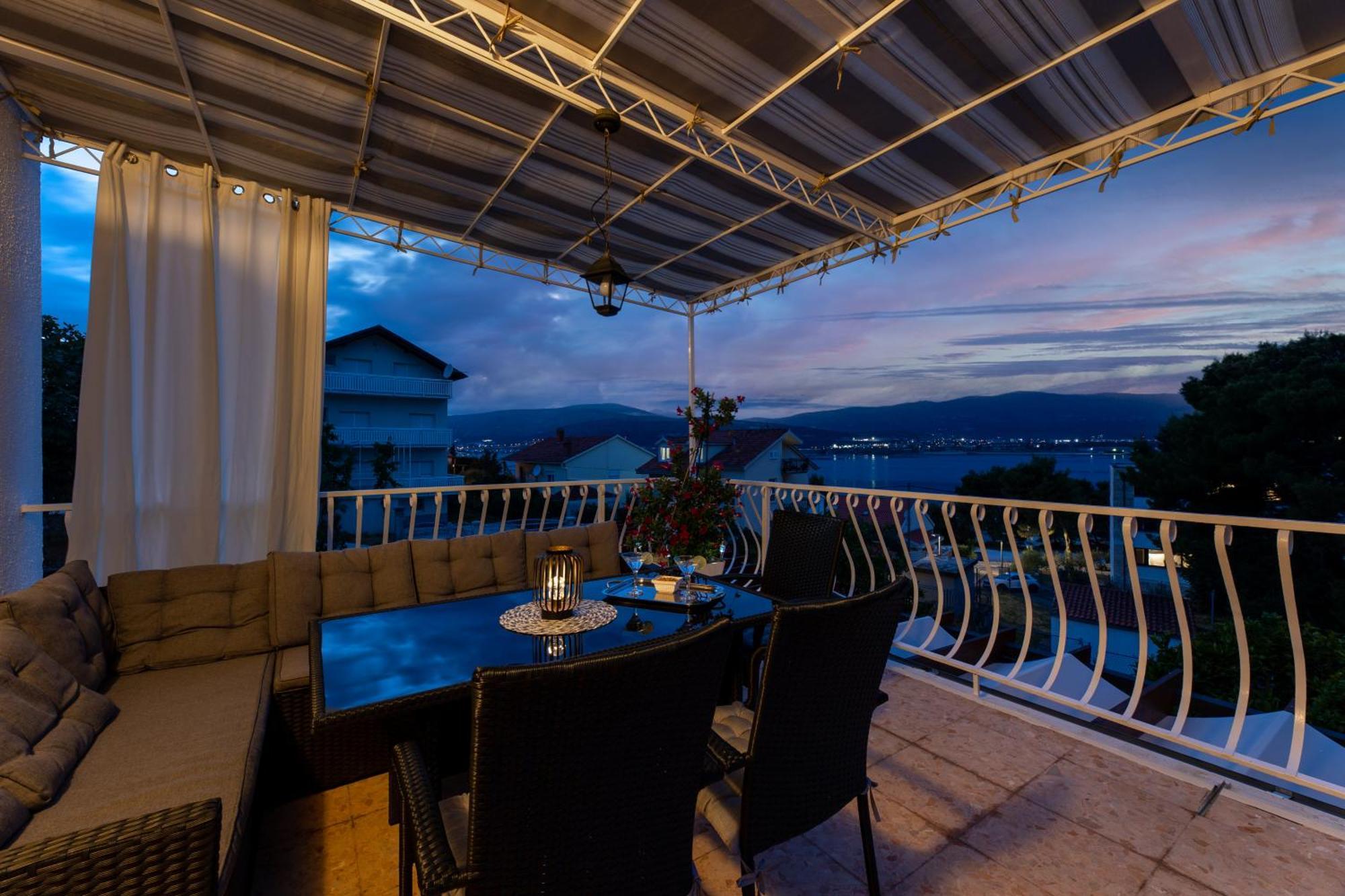 Treno, Luxurious With Jacuzzi And Sea-view Apartament Trogir