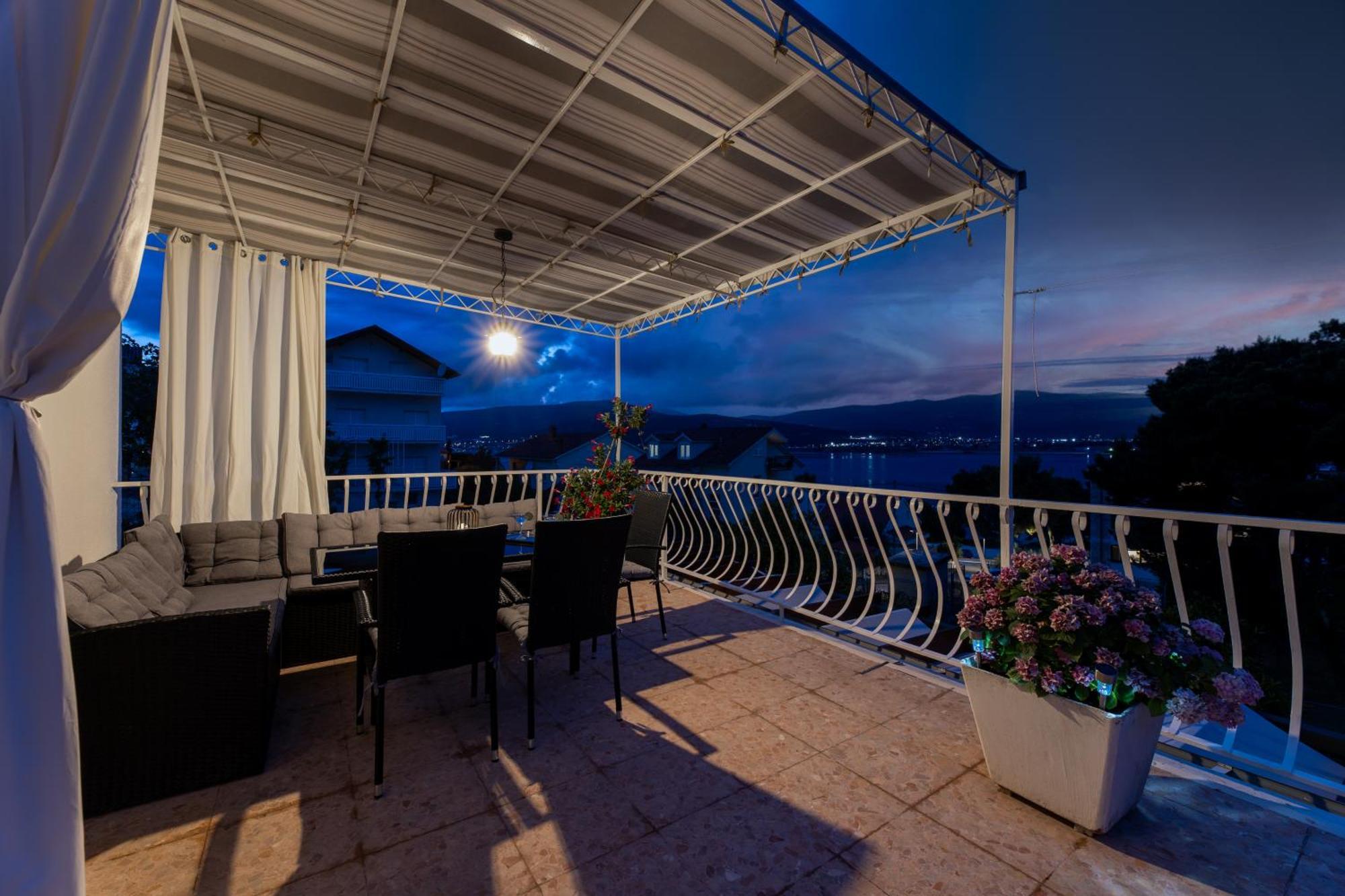 Apartment Treno, Luxurious With Jacuzzi And Sea-view
