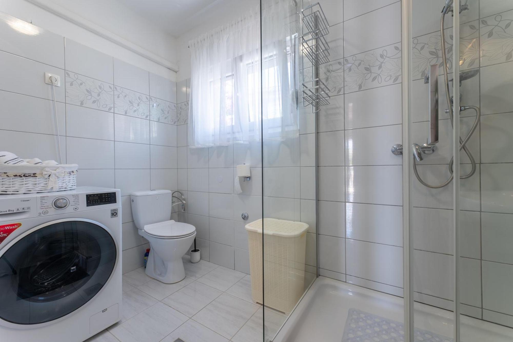 Treno, Luxurious With Jacuzzi And Sea-view Apartament