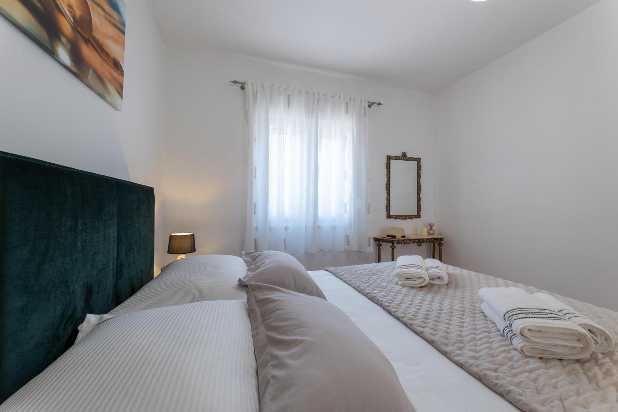 Treno, Luxurious With Jacuzzi And Sea-view Apartament *