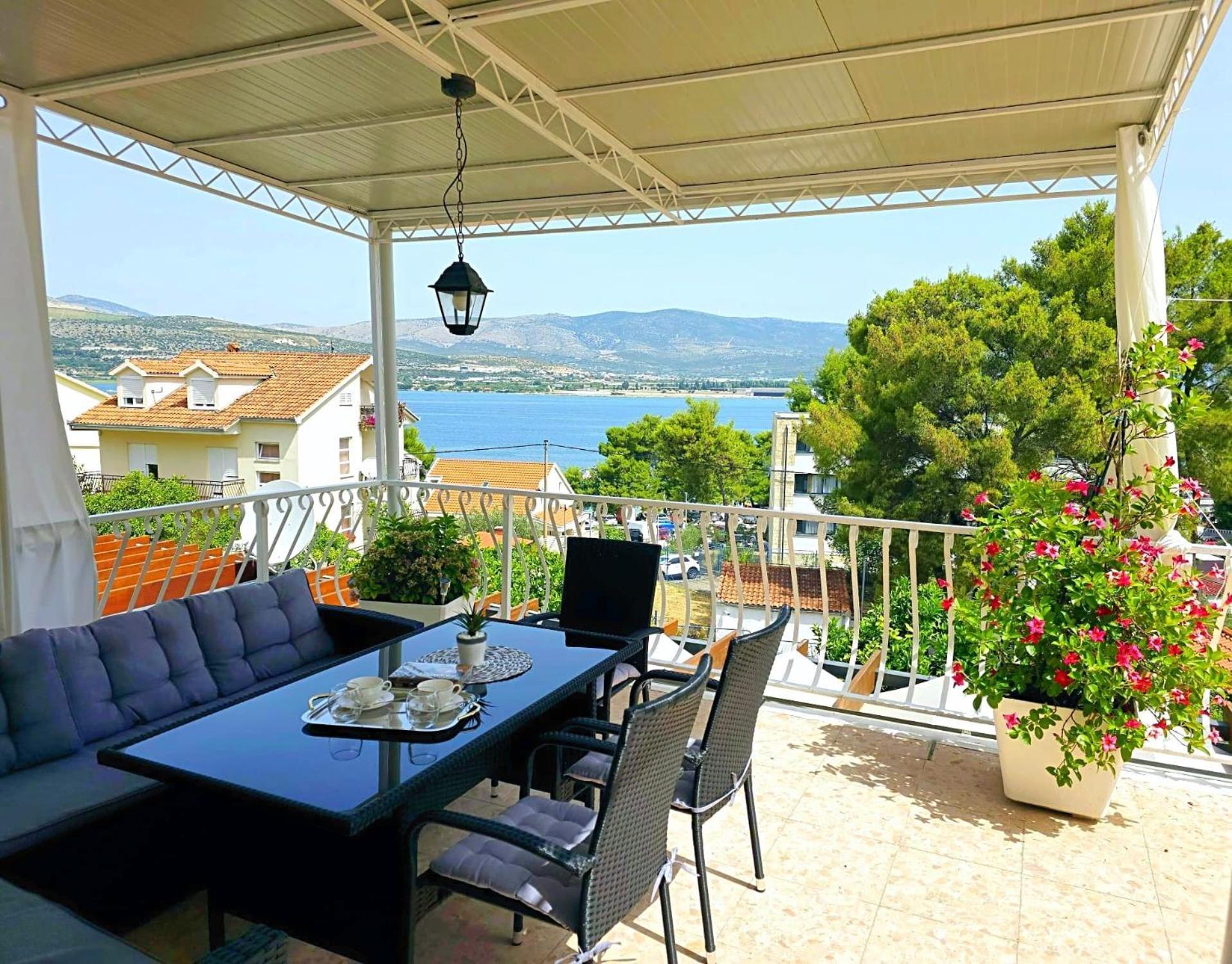 Treno, Luxurious With Jacuzzi And Sea-view Apartment Trogir