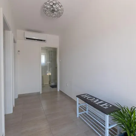 Treno, Luxurious Apartment With Jacuzzi And Sea-View Trogir Exterior photo