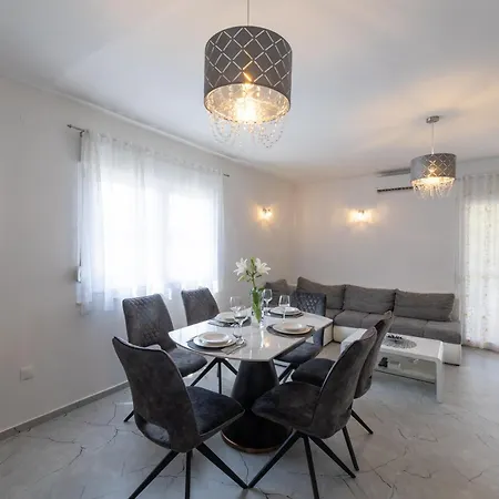 Treno, Luxurious Apartment With Jacuzzi And Sea-View Trogir Exterior photo